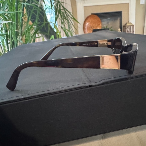 Gucci Black Oval Sunglasses Sleek Minimalist Design - Picture 2 of 4